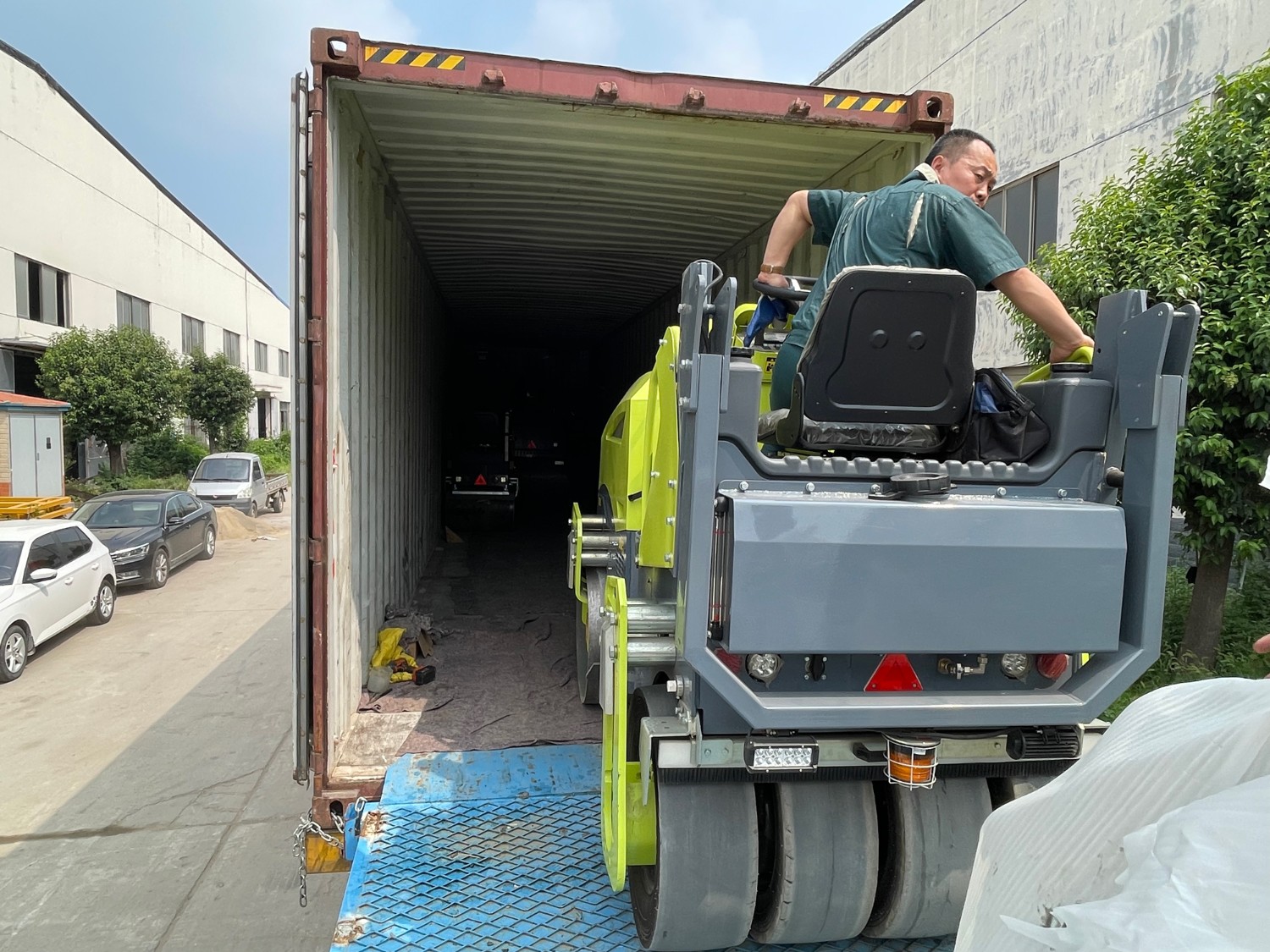 發往俄羅斯圣彼得堡20臺思拓瑞克雙鋼輪、鋼膠壓路機裝柜進行時···