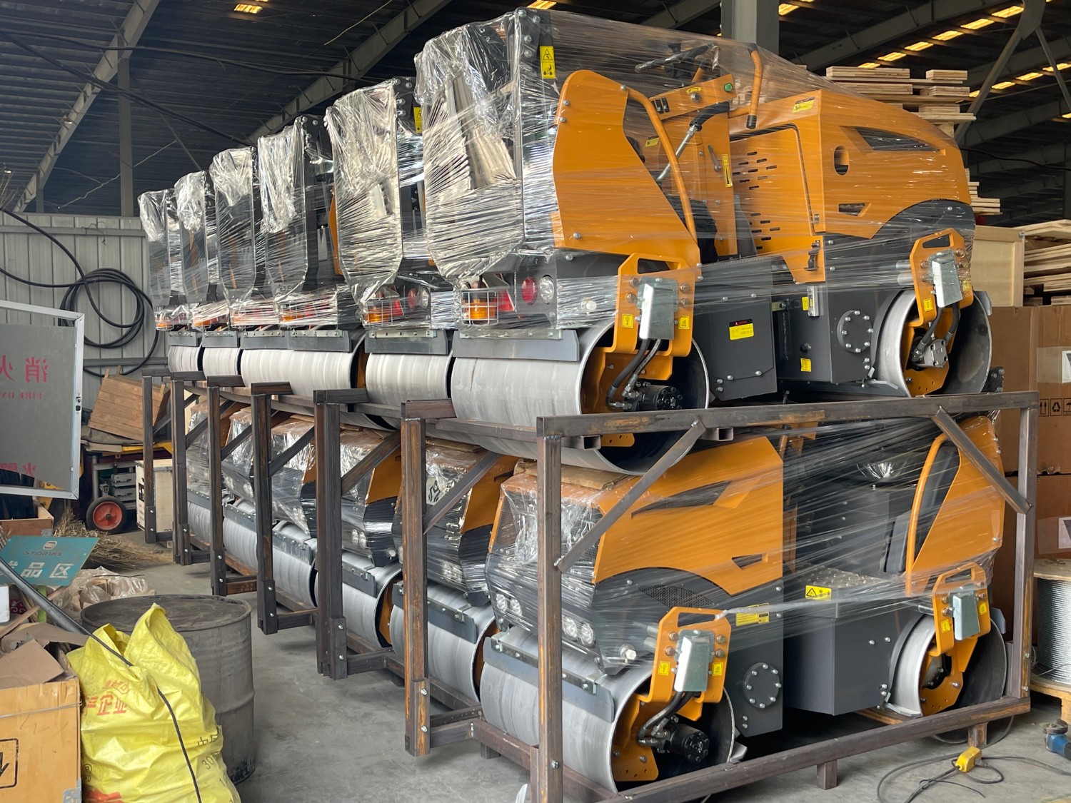 發往俄羅斯圣彼得堡20臺思拓瑞克雙鋼輪、鋼膠壓路機裝柜進行時···